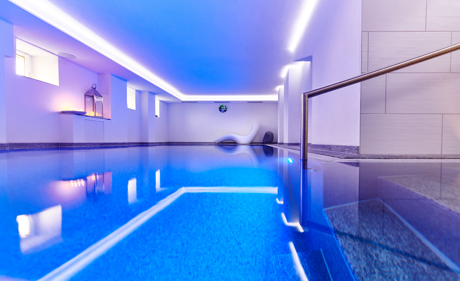Innenpool mit  Whirlpool Ecke im Auenwald Hotel & Apartments