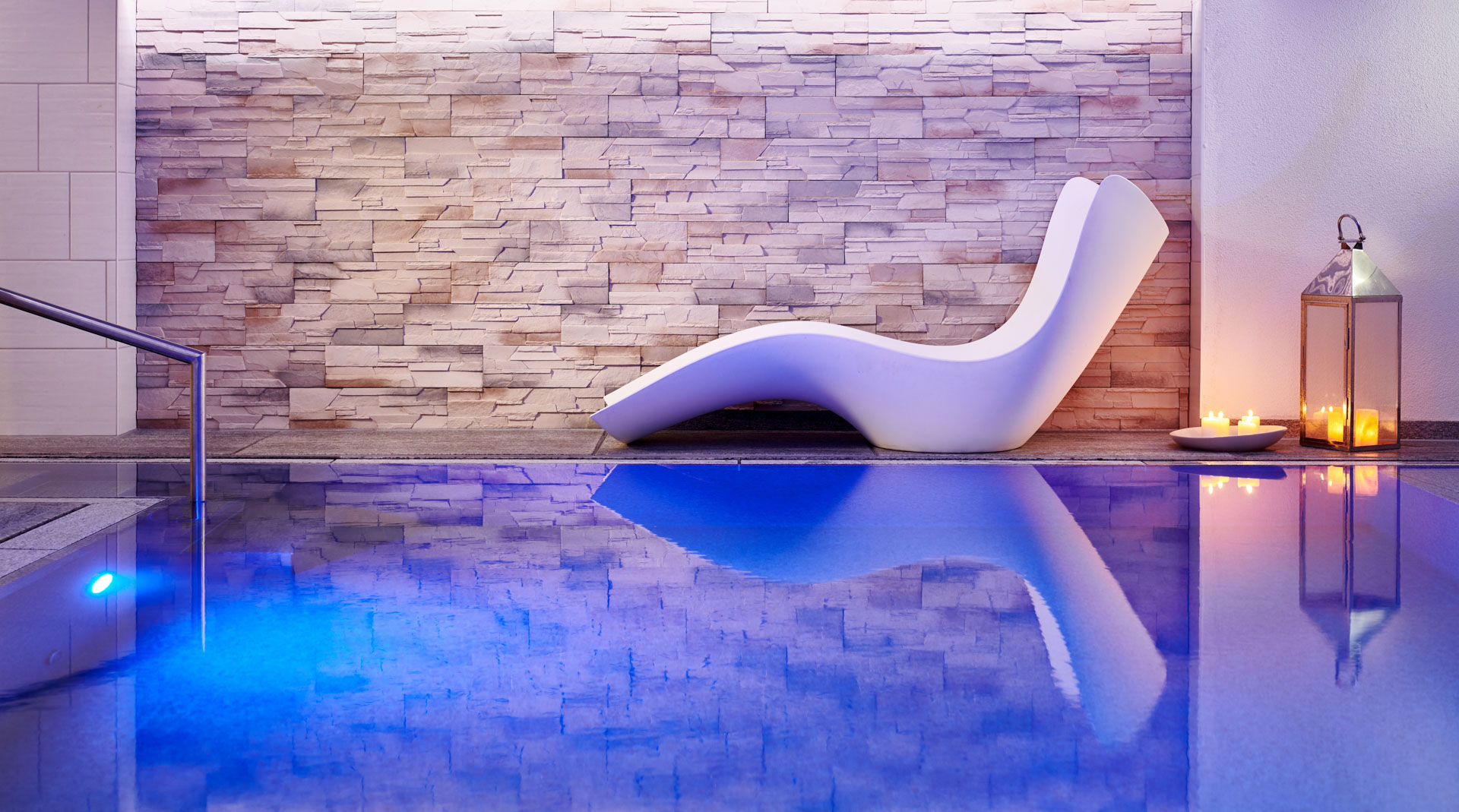Moderner Innenpool im Auenwald Hotel & Apartments