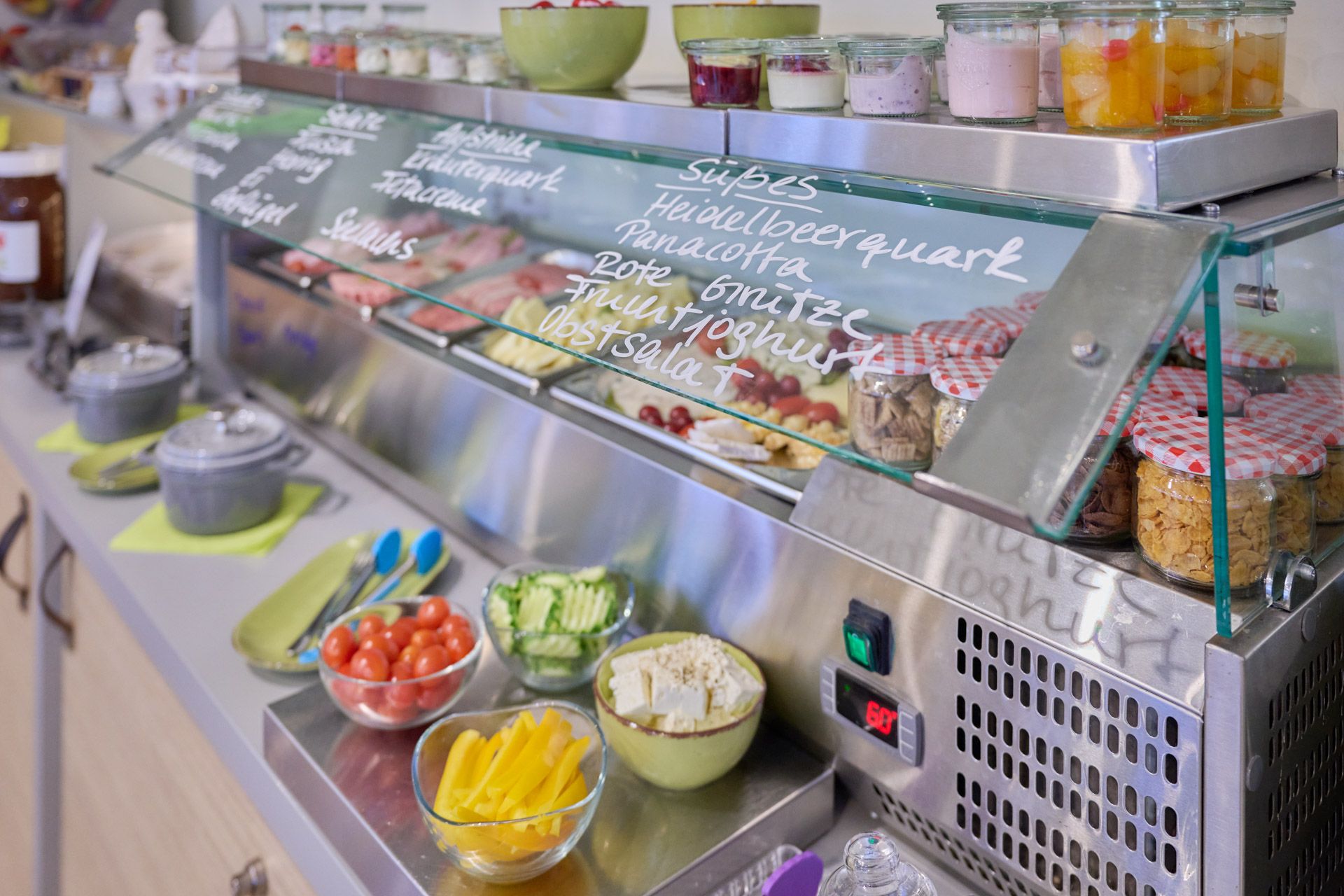 Frühstücksraum im Auenwald Hotel & Apartments Leipzig mit reichhaltigem Buffet