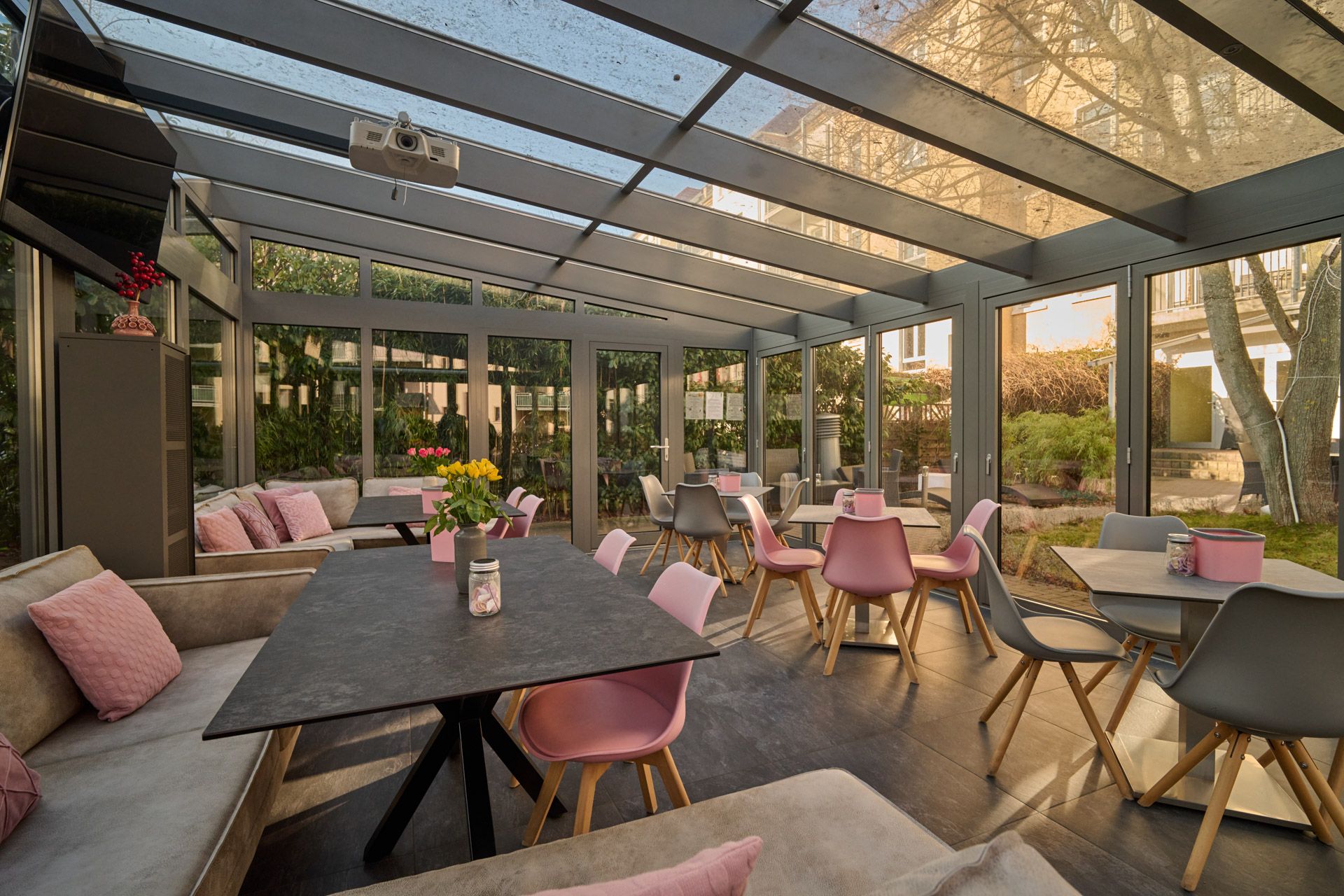 Gemütlicher Wintergarten  im Auenwald Hotel & Apartments