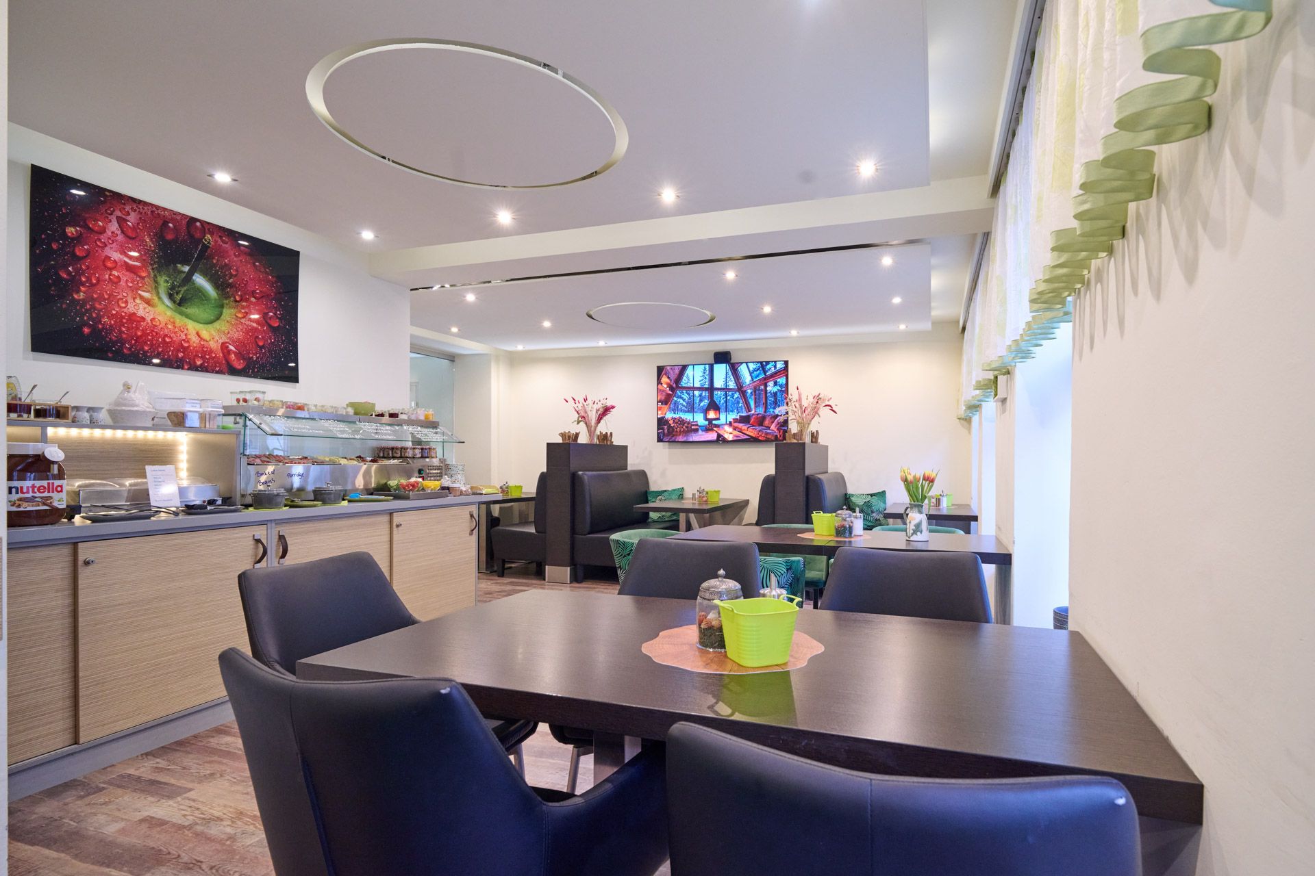 Modern eingerichteter Frühstücksbereich im Hotel in Leipzig